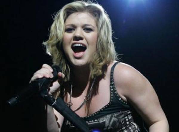 Kelly Clarkson Twitter Endorsement of Ron Paul