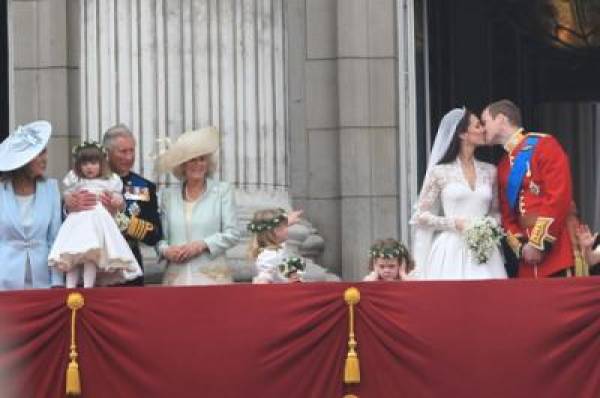 Will & Kate Kiss on Balcony