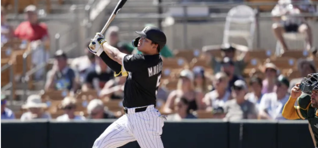 Chiago White Sox player swinging bat
