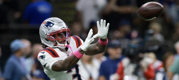 DeMario Douglas catching a ball