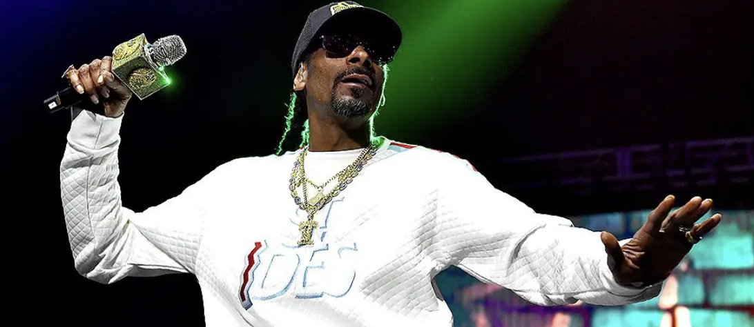 Snoop Dogg performing 